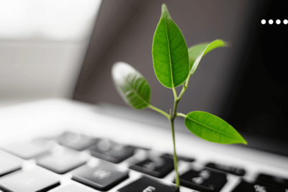 laptop met plantje